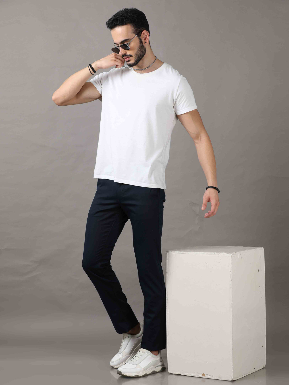 Men's Navy Narrow Fit Cotton Blend Solid Causal Trousers