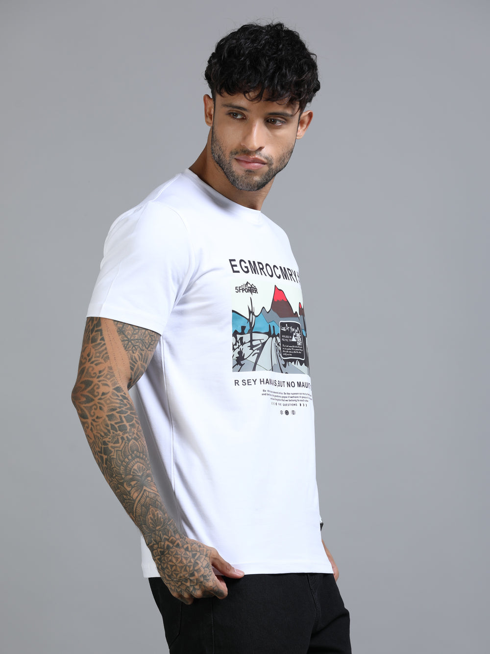 Men White Slim Fit Chest Prints Crew Neck T-Shirt