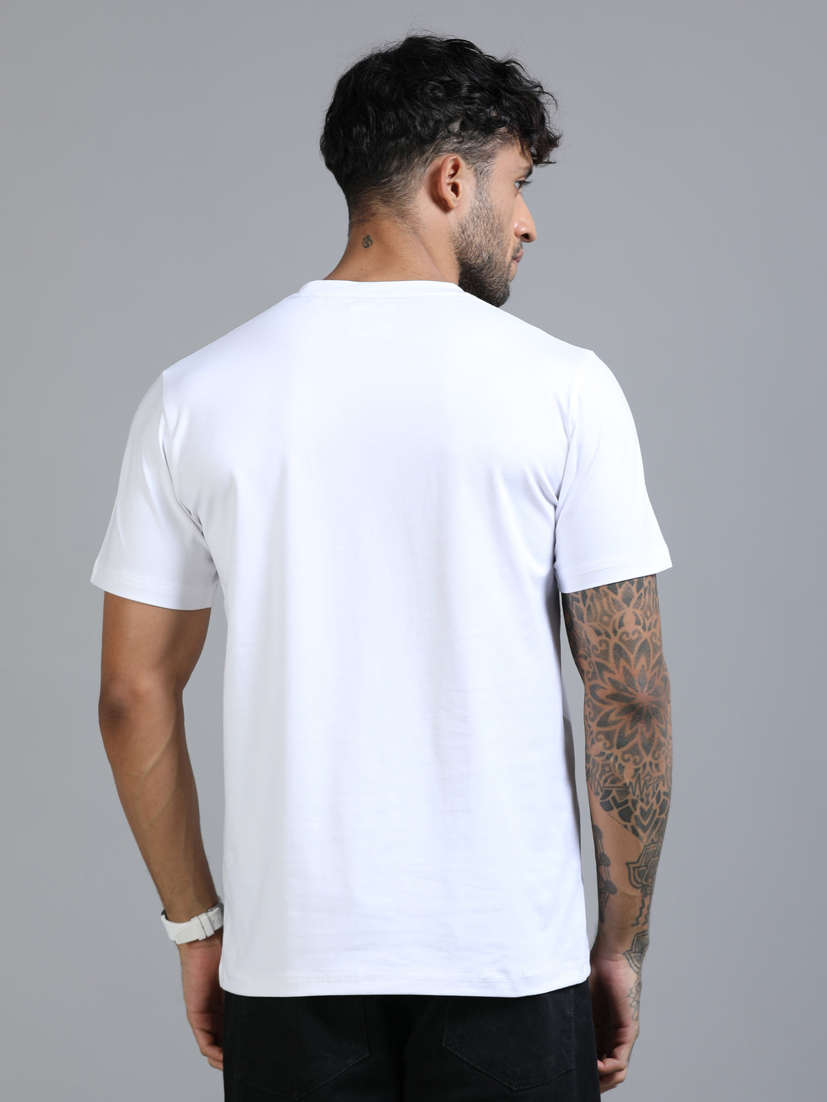 Men White Slim Fit Chest Prints Crew Neck T-Shirt