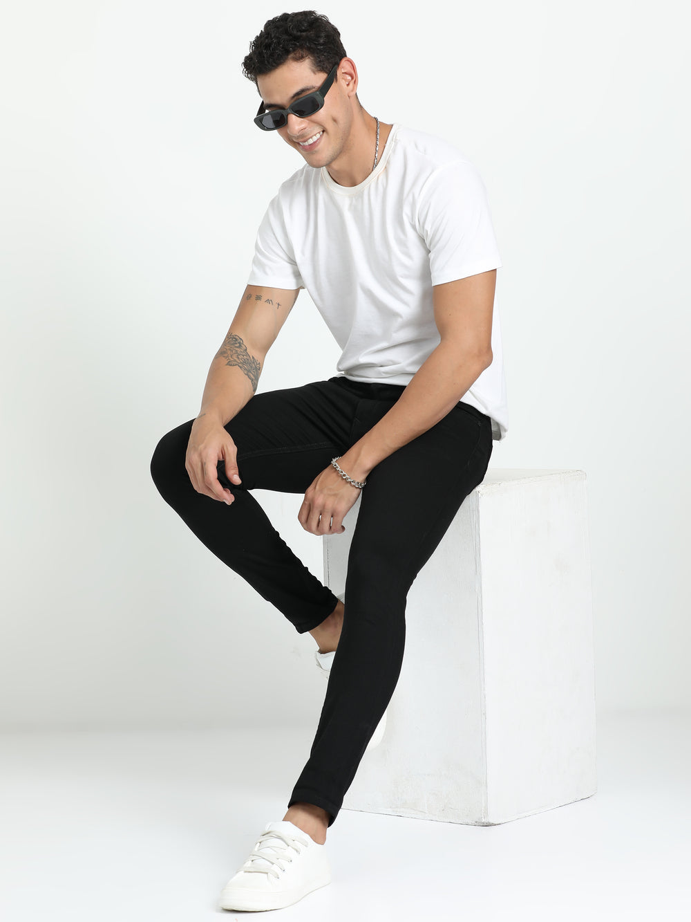 Men's Black Relaxed Denim Ankle fit Solid Jeans