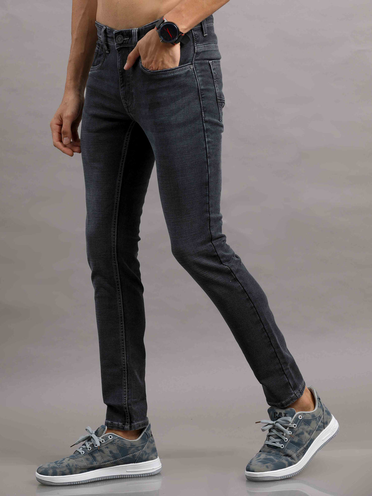 Shop Men's Black Ankle fit Cotton Blend Denim Jeans Online.