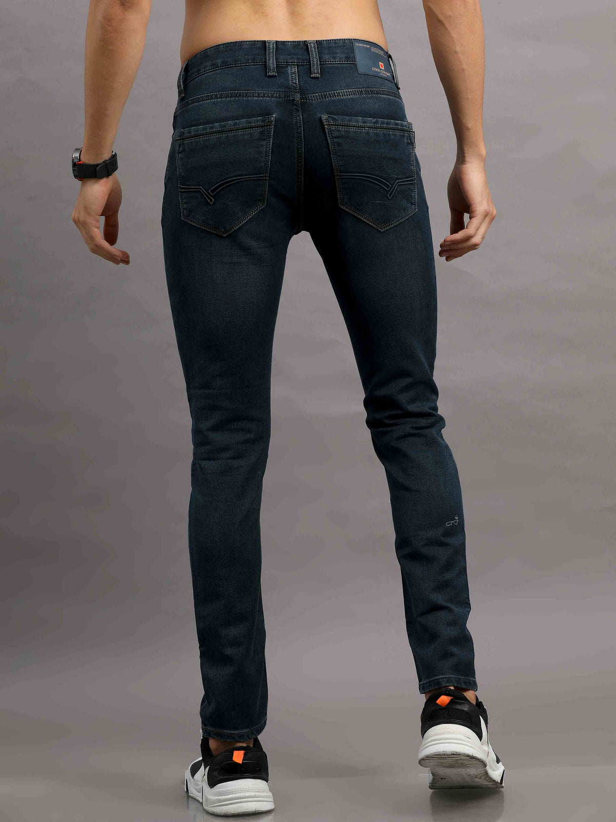 Shop Men's Black Ankle fit Cotton Blend Denim Jeans Online.