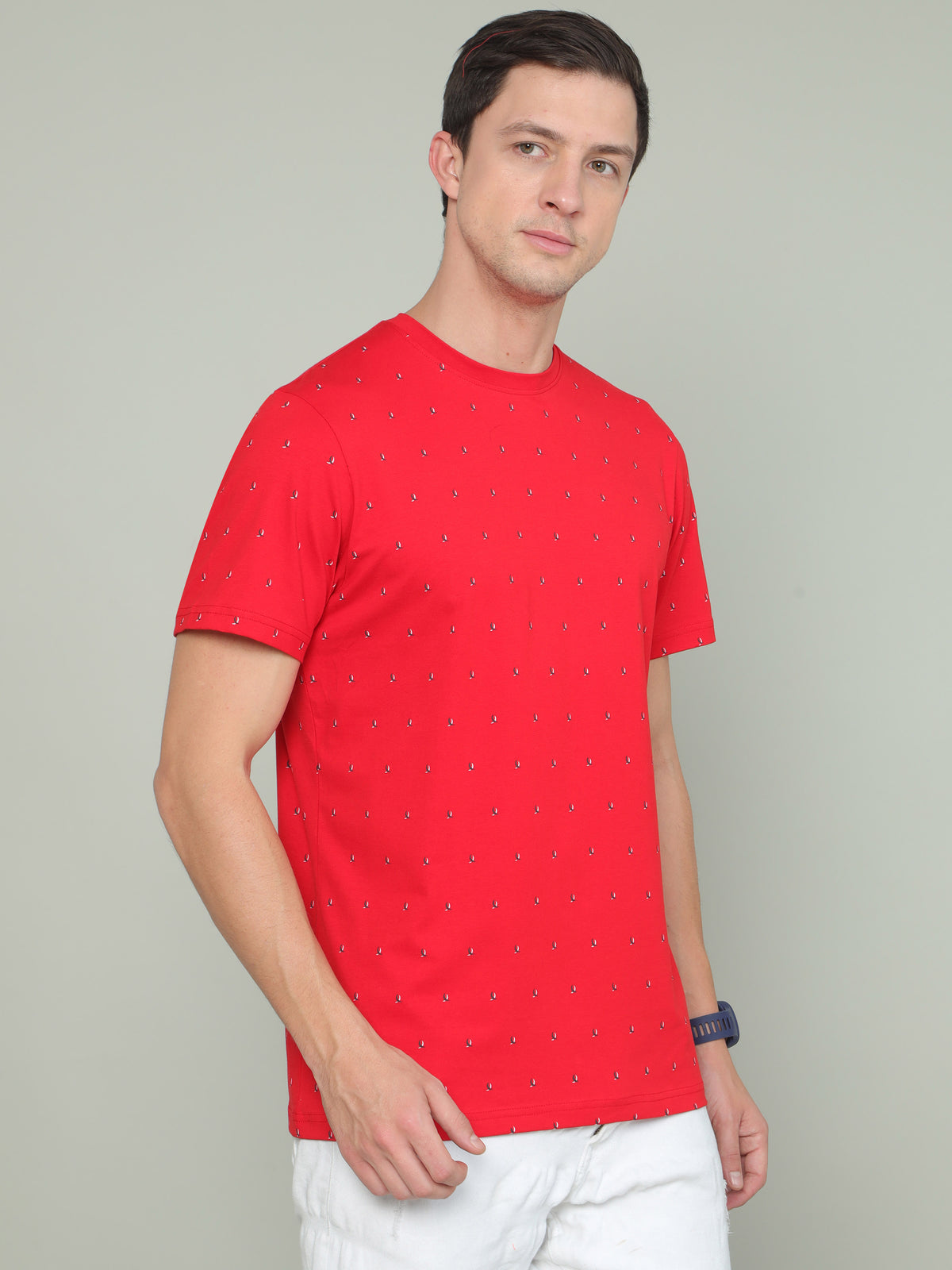 Shop Men's Red Printed Regular Fit Half Sleeves Crew Neck T-Shirt Online.