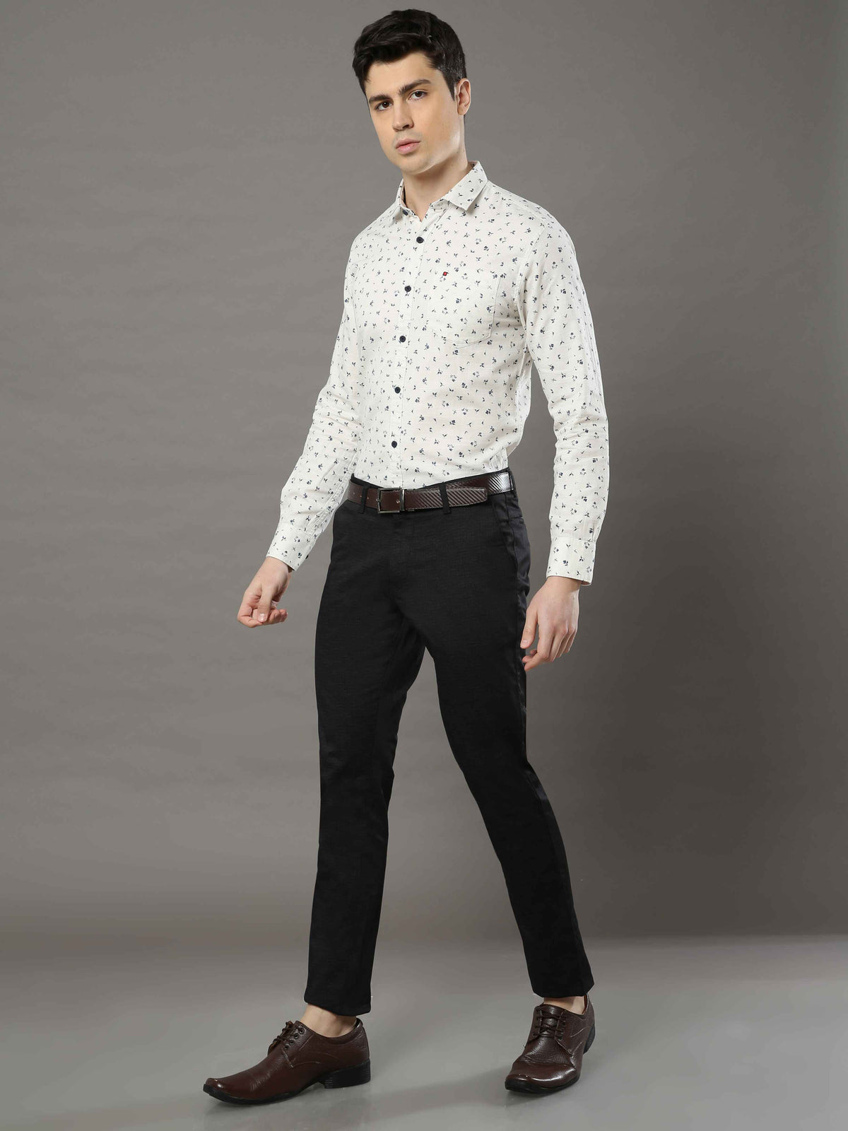 Shop Men's Black Narrow Fit Printed Lycra Casual Trouser Online.