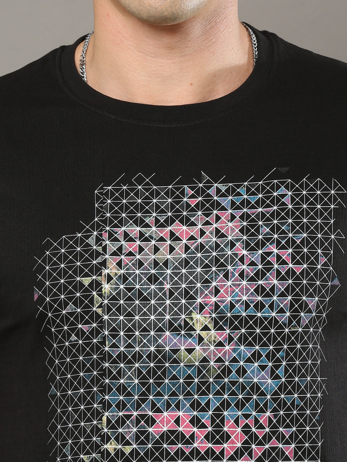 Shop Men's Black Regular Fit Printed Crew Neck Casual T-Shirt Online.