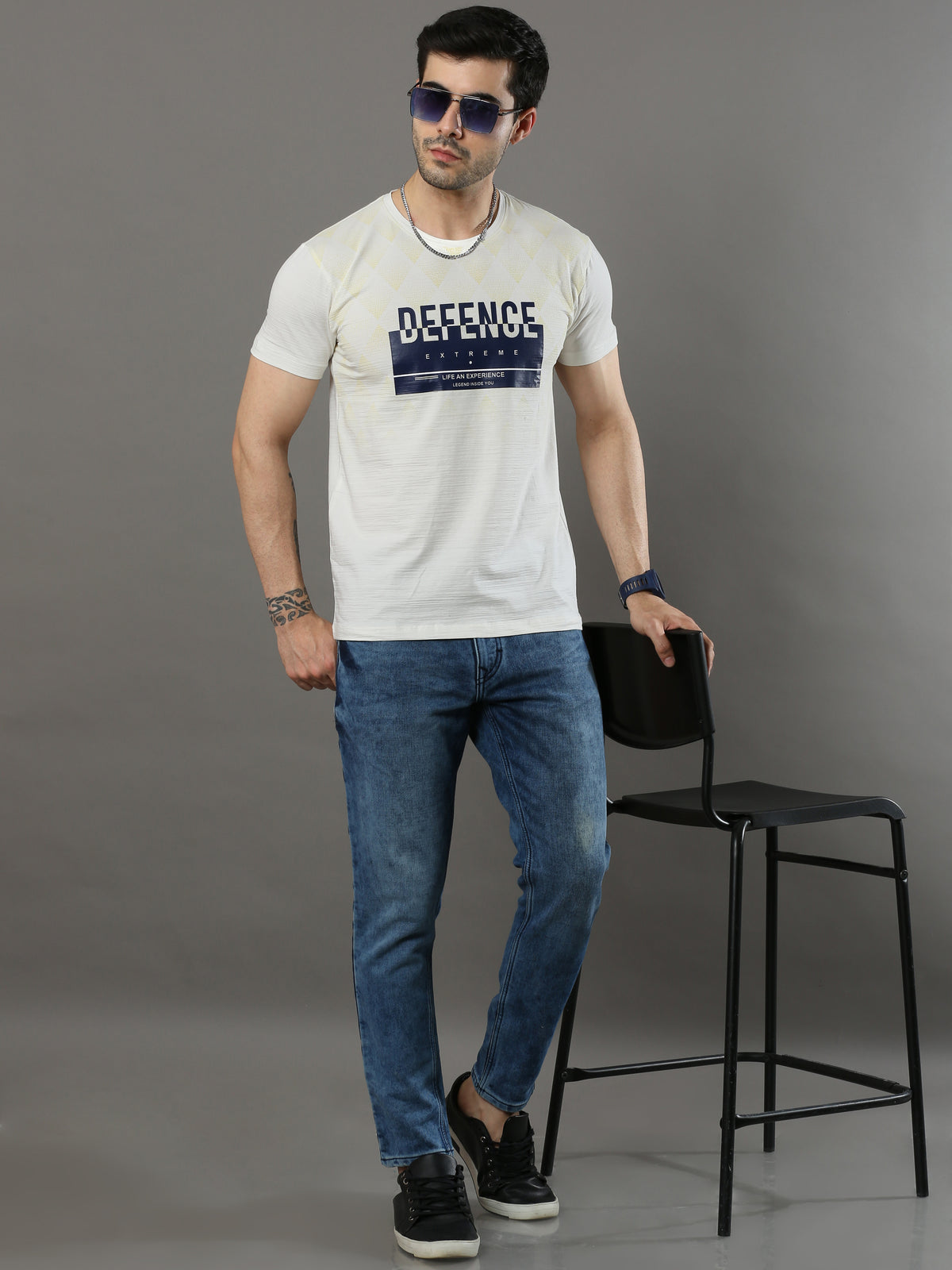 Shop Men's White Regular Fit Printed Crew Neck Casual T-Shirt Online.