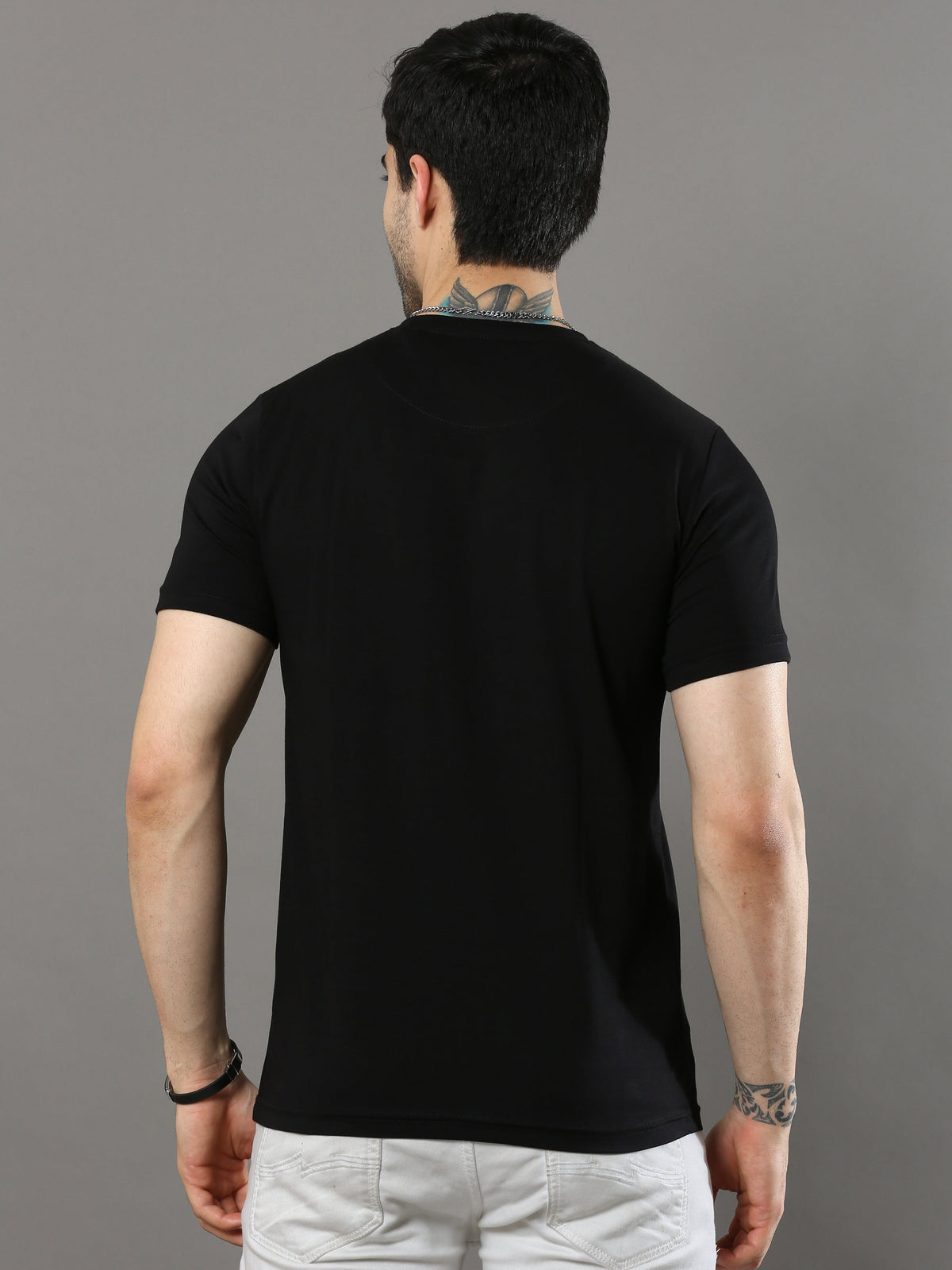 Shop Men's Black Printed Regular Fit Half Sleeves Crew Neck T-Shirt Online.