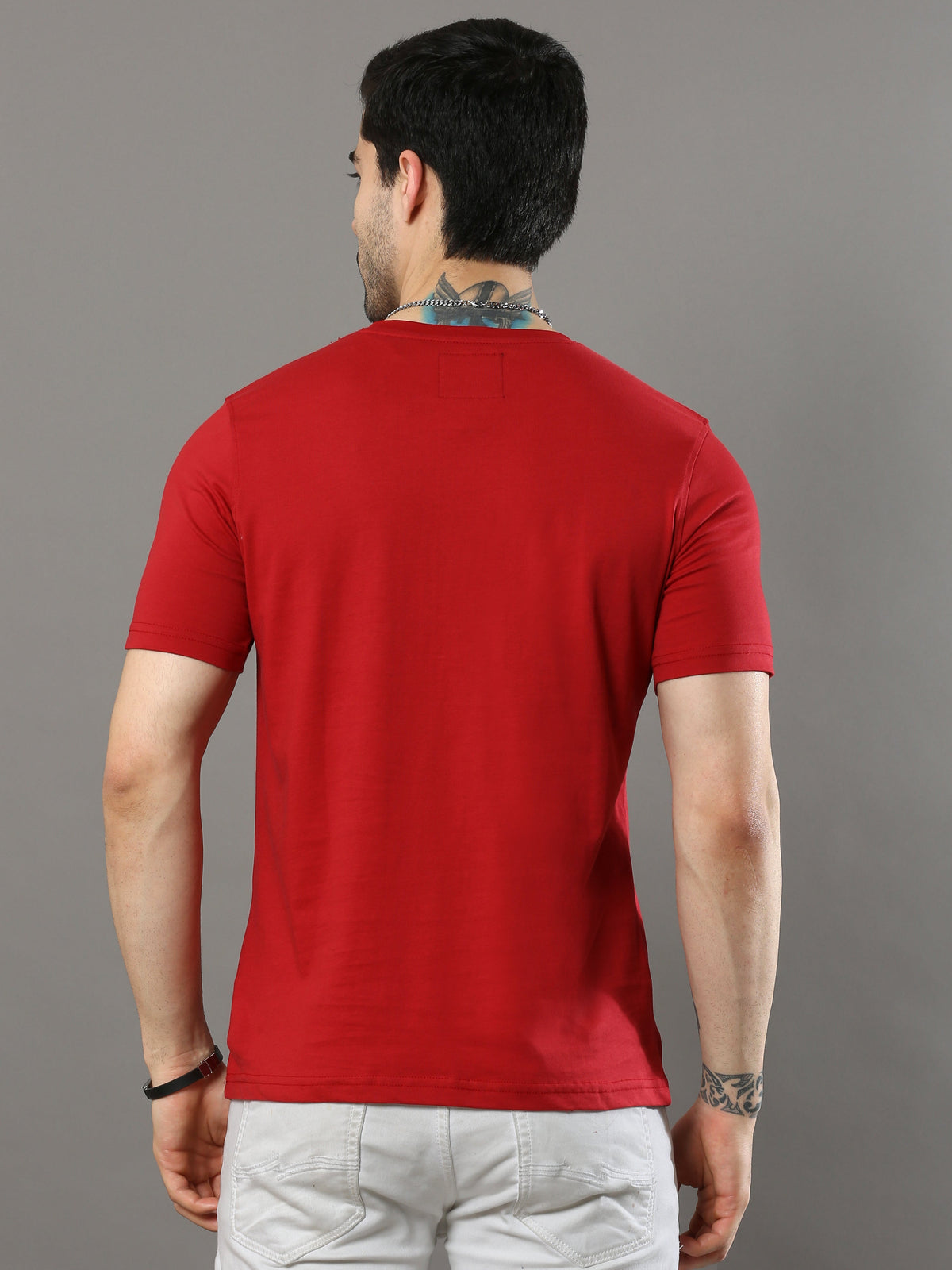 Shop Men's Red Printed Regular Fit Half Sleeves Crew Neck T-Shirt Online.